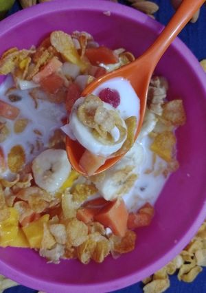 मिल्की फ्रूटी कॉर्न फ्लेक्स (milky frutti corn flakes recipe in Hindi) रेसिपी मुख्य फोटो