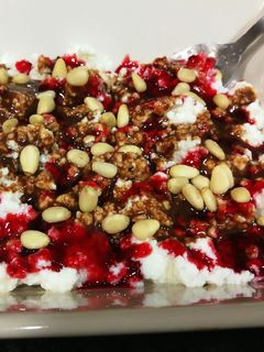 Una foto de Queso mató con coulis de frambuesa, chocolate y piñones chinos