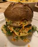 Griseburger med smoky chilisovs og avocado-coleslaw