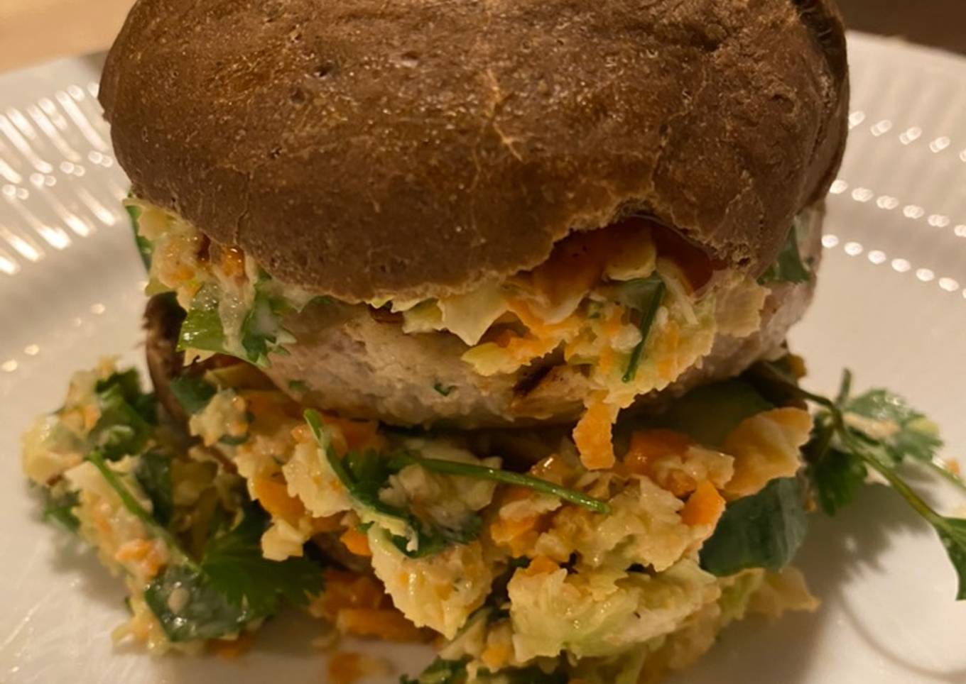 Griseburger med smoky chilisovs og avocado-coleslaw