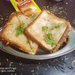 A picture of Green chutney sandwich.