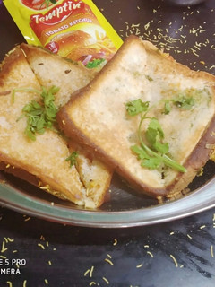 A picture of Green chutney sandwich.