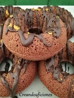 Una foto de Donuts de chocolate y naranja esponjosos