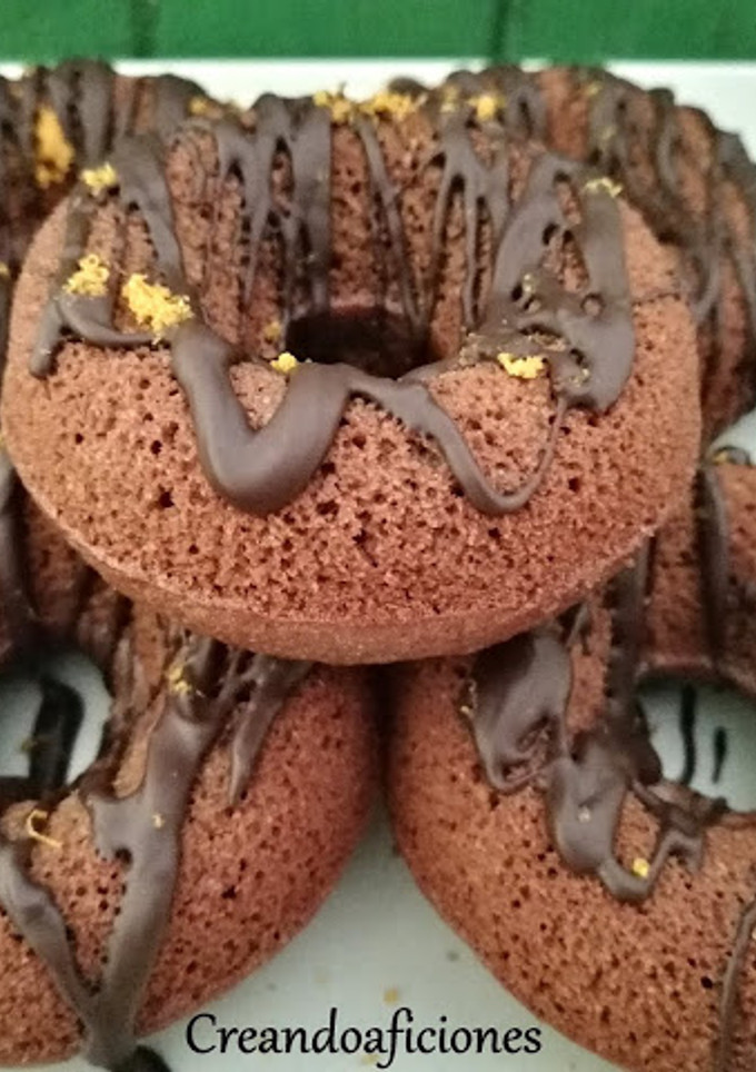 Una foto de Donuts de chocolate y naranja esponjosos