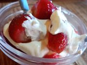 Una foto de frutilla con crema