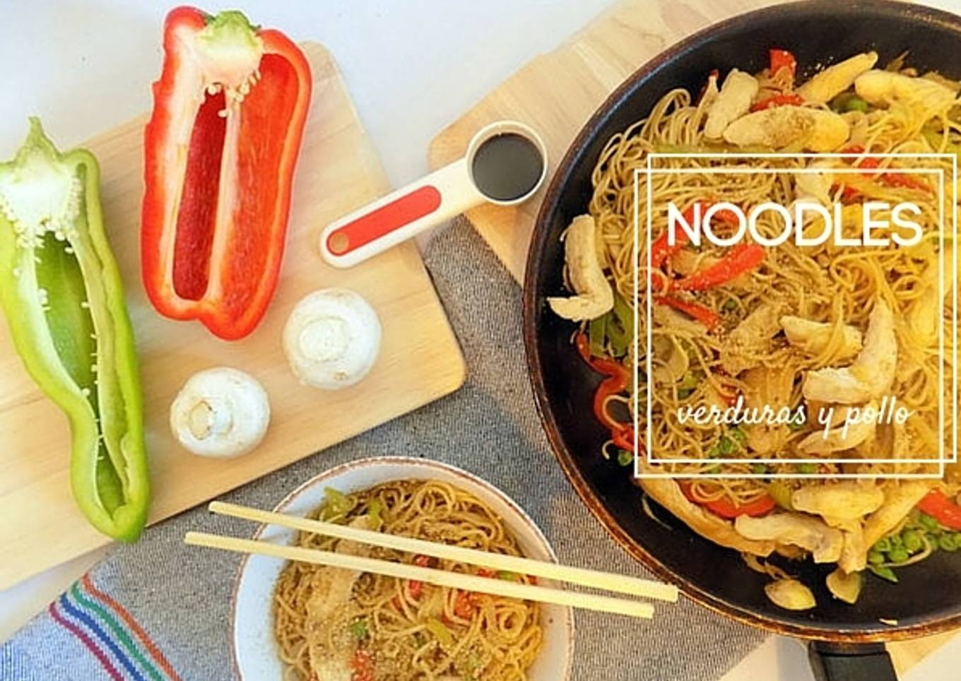 Noodles de verduras y pollo