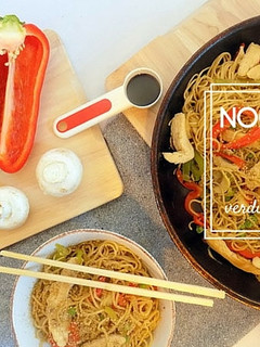 Una foto de Noodles de verduras y pollo