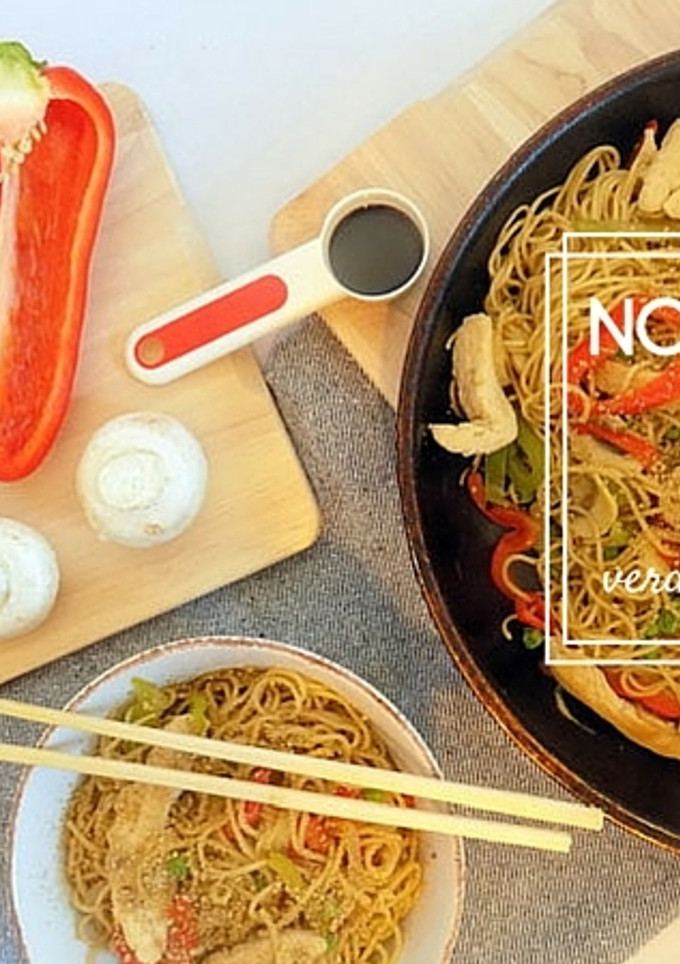 Una foto de Noodles de verduras y pollo