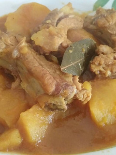 Una foto de Papas guisadas con costillas