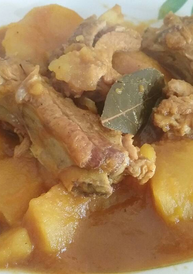 Una foto de Papas guisadas con costillas