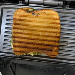A picture of Grilled Spinach corn sandwich.