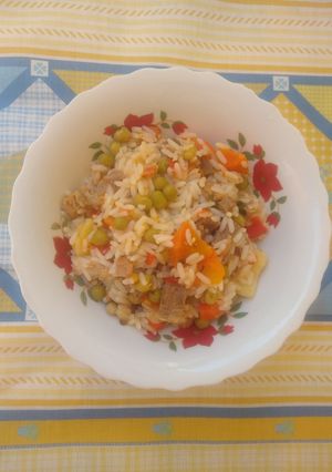 Una foto de Arroz con carne y verduras