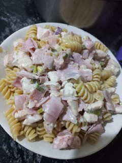 Una foto de Fideos con crema, pollo, jamón y cebolla de verdeo