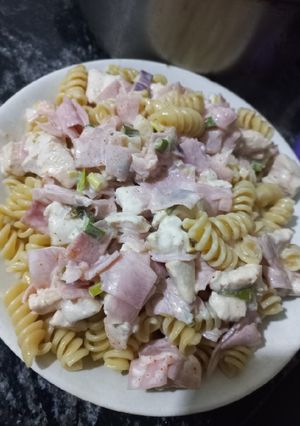 Una foto de Fideos con crema, pollo, jamón y cebolla de verdeo