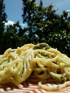 Una foto de Espaguetis al pesto de cilantro