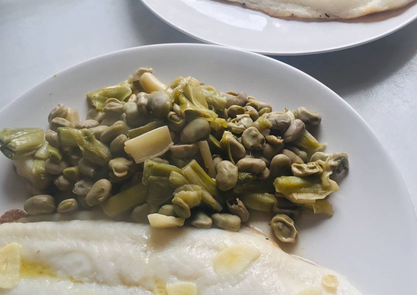 Pescado 🐠 a la plancha con habitas y ajos tiernos. Comida sencilla y saludable