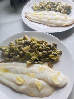 Una foto de Pescado 🐠 a la plancha con habitas y ajos tiernos. Comida sencilla y saludable