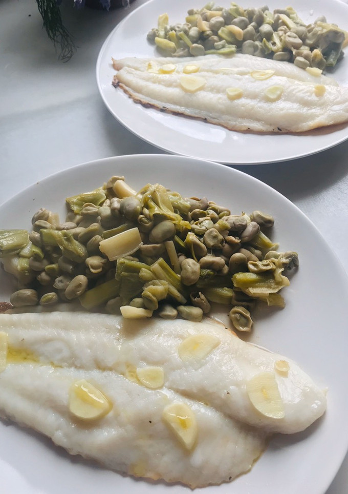 Una foto de Pescado 🐠 a la plancha con habitas y ajos tiernos. Comida sencilla y saludable