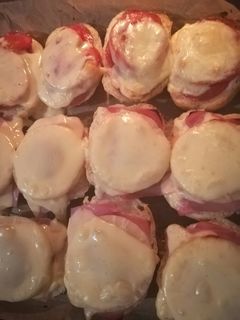 Feierabend Ofenbrötchen Salami und Hawaii Rezepthauptbild