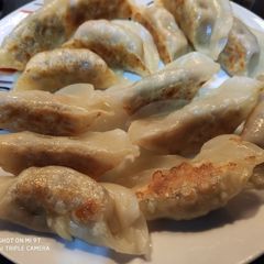 A picture of Pan fried Chinese dumpling 锅贴.