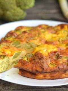 Tészta nélküli brokkolis quiche recept fotója