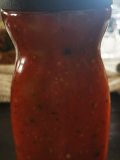 Una foto de Conserva de salsa de tomate con albahaca