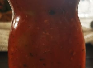 Una foto de Conserva de salsa de tomate con albahaca