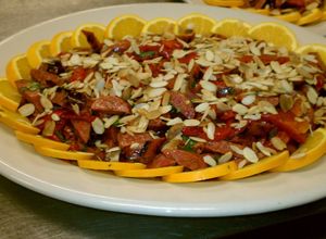 Una foto de Ensalada de chorizo y almendras.