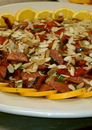 Una foto de Ensalada de chorizo y almendras.