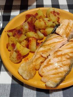Una foto de Salmón a la plancha con papas arrugadas y ensalada