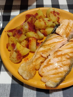 Una foto de Salmón a la plancha con papas arrugadas y ensalada