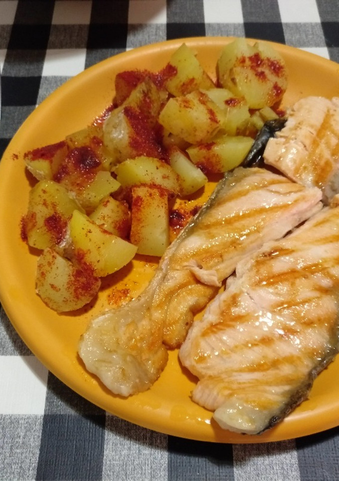 Una foto de Salmón a la plancha con papas arrugadas y ensalada