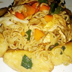 A picture of Stir fried indomie with veggies,potatoes and scrambled eggs.