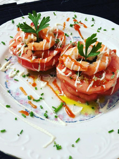 Una foto de Timbal de tomate y queso burrata