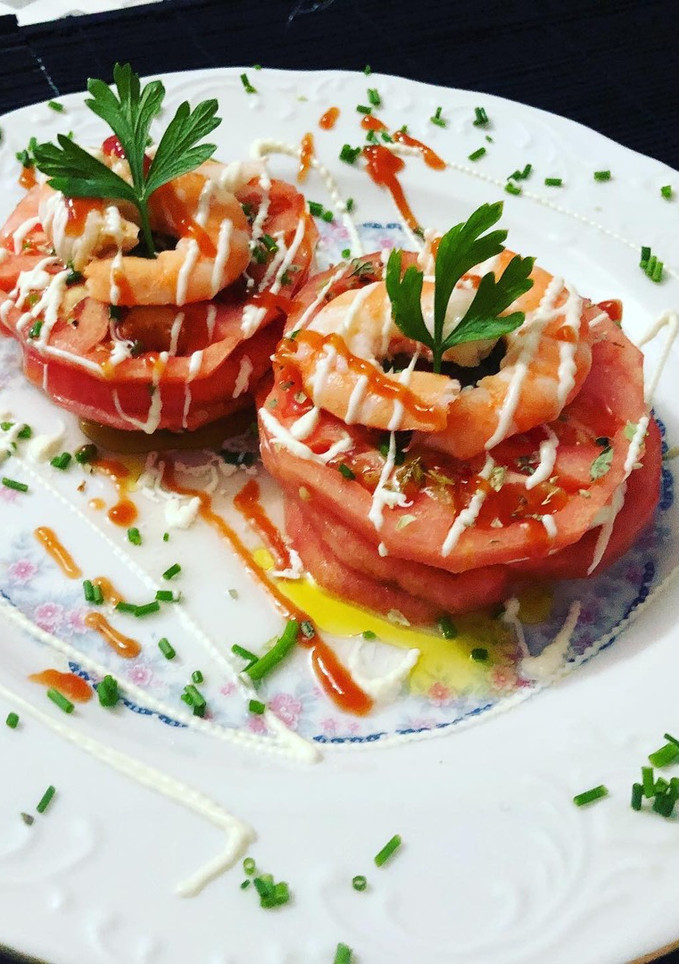 Una foto de Timbal de tomate y queso burrata