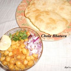 A picture of Chola batura.