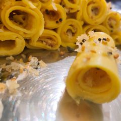 A picture of Khandvi.