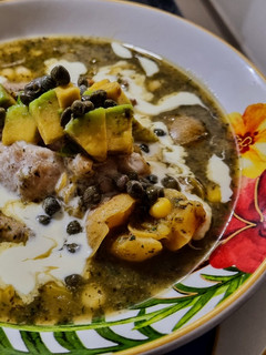 Una foto de PATAS DE POLLO🐥AL Ajiaco🍗🌽🌿 Colombiano...!🇨🇴