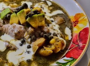 Una foto de PATAS DE POLLO🐥AL Ajiaco🍗🌽🌿 Colombiano...!🇨🇴