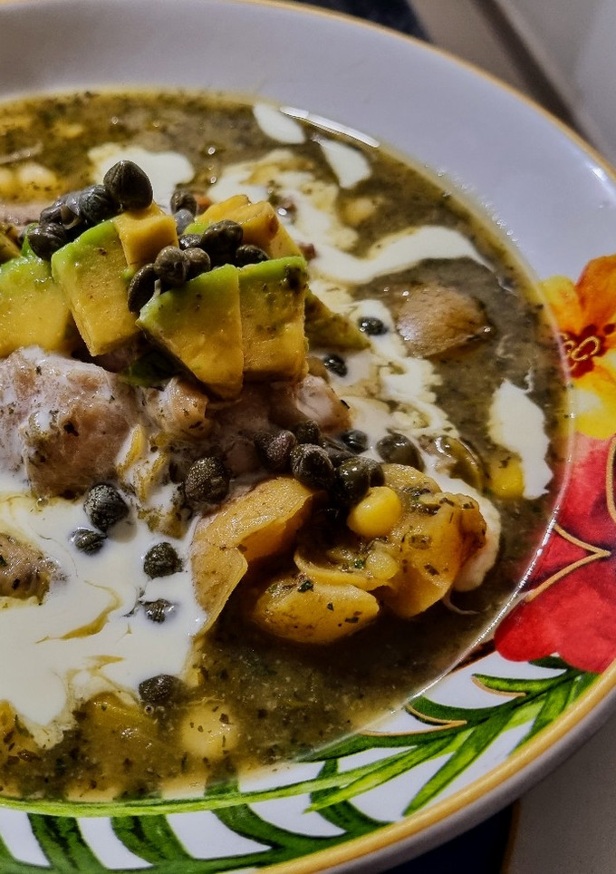 Una foto de PATAS DE POLLO🐥AL Ajiaco🍗🌽🌿 Colombiano...!🇨🇴