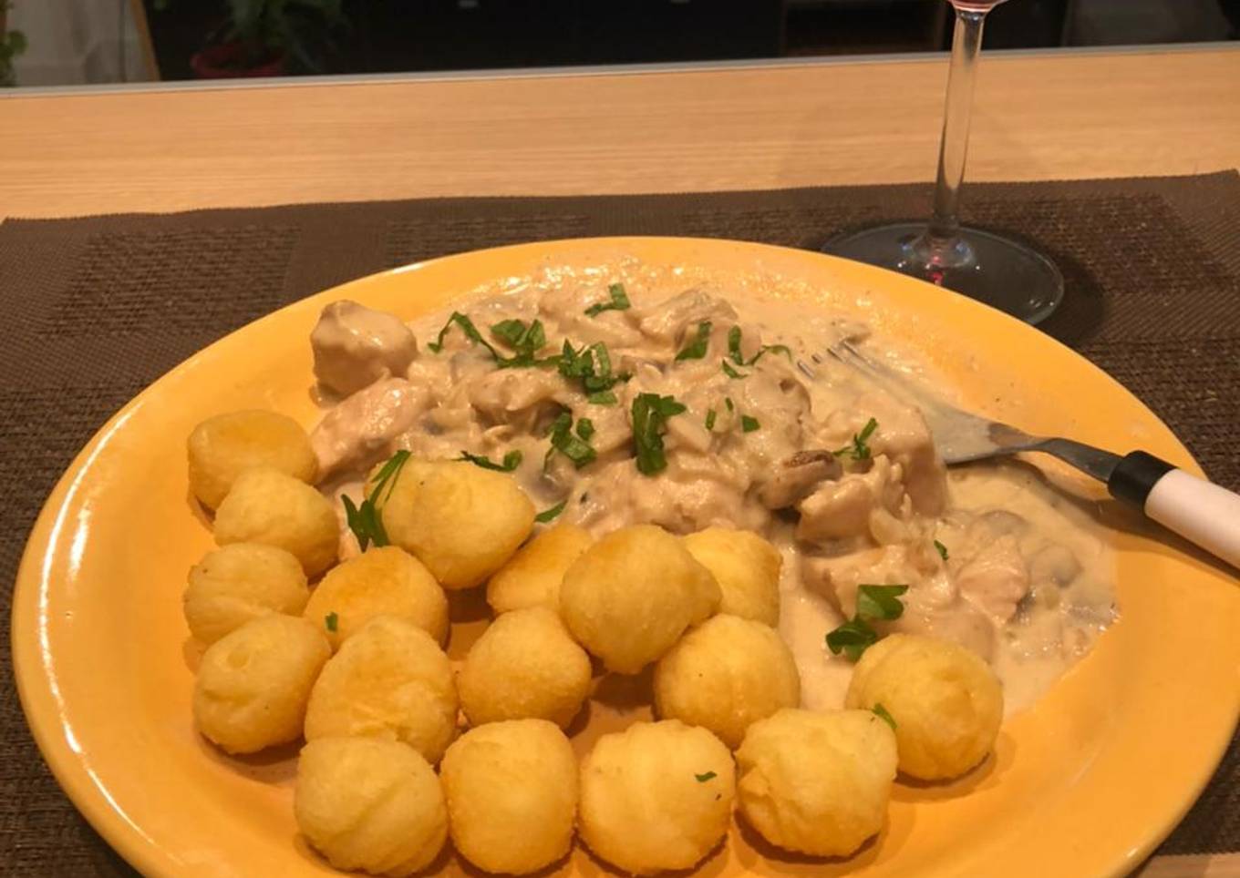 Pollo con champiñones y crema