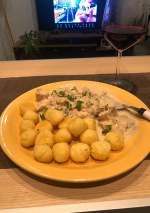 Una foto de Pollo con champiñones y crema