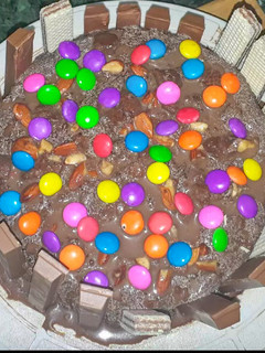 சாக்லேட் கிட்கட் வேவ்வர் கேக் (Chocolate kitkat waffer cake recipe in tamil) செய்முறை முக்கிய புகைப்படம்