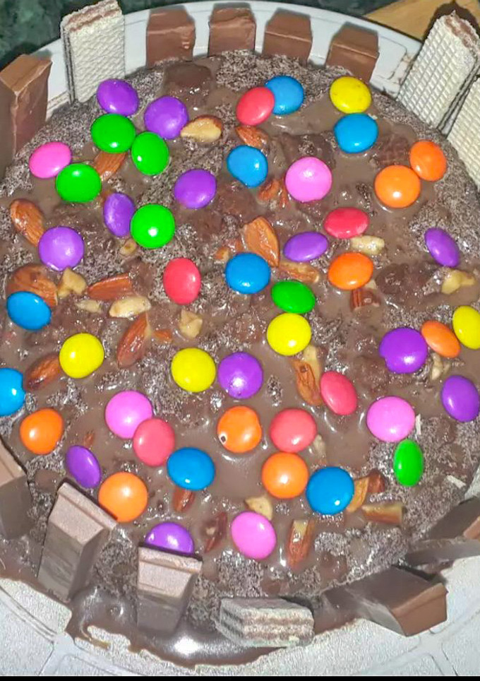 சாக்லேட் கிட்கட் வேவ்வர் கேக் (Chocolate kitkat waffer cake recipe in tamil) செய்முறை முக்கிய புகைப்படம்