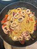Spaghettis n5 con calamares y aceitunas