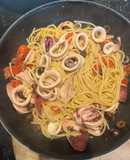 Spaghettis n5 con calamares y aceitunas
