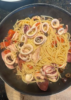 Una foto de Spaghettis n5 con calamares y aceitunas