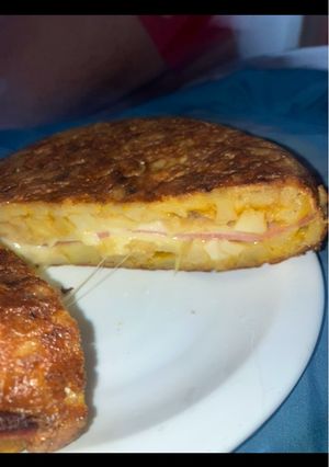 Una foto de Tortilla de papa rellena 🥔🫶🏻
