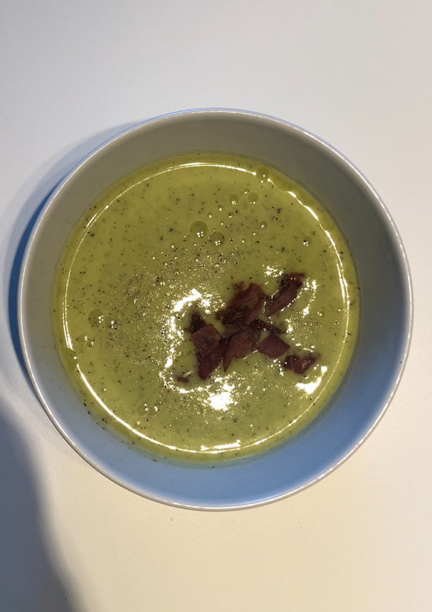 Una foto de Crema de espárragos trigueros y calabacín