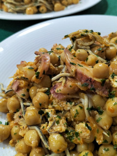 Una foto de Garbanzos con revuelto de pulpo y gulas